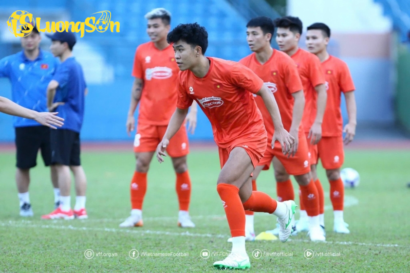 Lý Đức tập luyện ở ĐT Việt Nam (Ảnh: VFF)